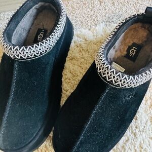 UGG Women's Black and Gray Slippers